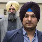 L'uomo ha finalmente addosso il turbante indiano, detto anche "dastar" in lingua punjabi